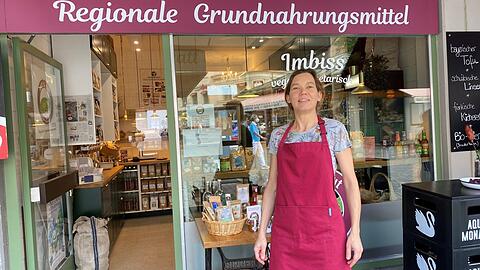 Sabine Köhl bereitet auch in ihrem Laden frische Gerichte für ihre Kunden zu.