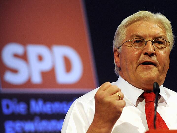 Frank-Walter Steinmeier: Der effiziente Macher als leidenschaftlicher Kämpfer. Erinnerungen an Gerhard Schröder werden wach.