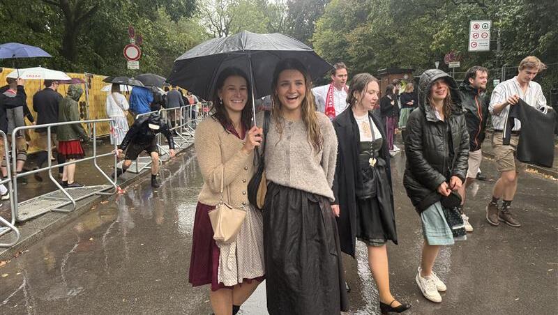 Für Julia und Helena war der Wiesn-Besuch heute vor allem eines: Nass. Für Julia und Helena war der Wiesn-Besuch heute vor allem eines: Nass.