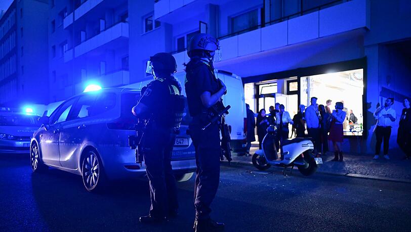 Polizeieinsatz im Mai 2025 nach Sch&uuml;ssen nahe der Friedrichstra&szlig;e in Berlin.