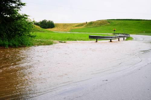 Wegen Hochwasser gesperrt: Diese Straße bei Mehring im Landkreis Altötting war unbefahrbar.