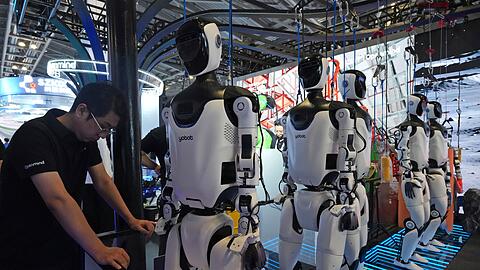 In China entwickeln zahlreiche Unternehmen humanoide Roboter. (Archivbild)