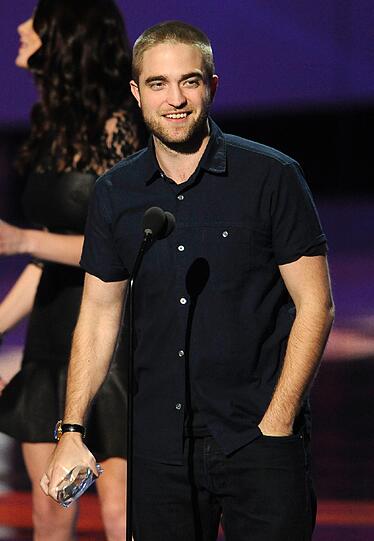 Twilight-Star Robert Pattinson präsentierte sich am Mittwoch mit neuer Kurzhaar-Frsiur und sorgte damit für ein Raunen im Publikum...