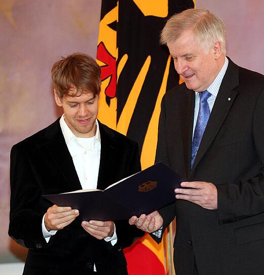 So eine Urkunde vom höchsten Staatsamt ist doch noch einmal etwas anderes, als ein Formel-1-Pokal.