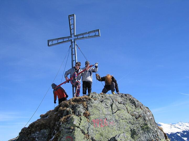 Immer schön die Mähne schütteln: Vier Metalfans auf dem 1926 Meter hohen Feldalphorn in den Kitzbüheler Alpen.