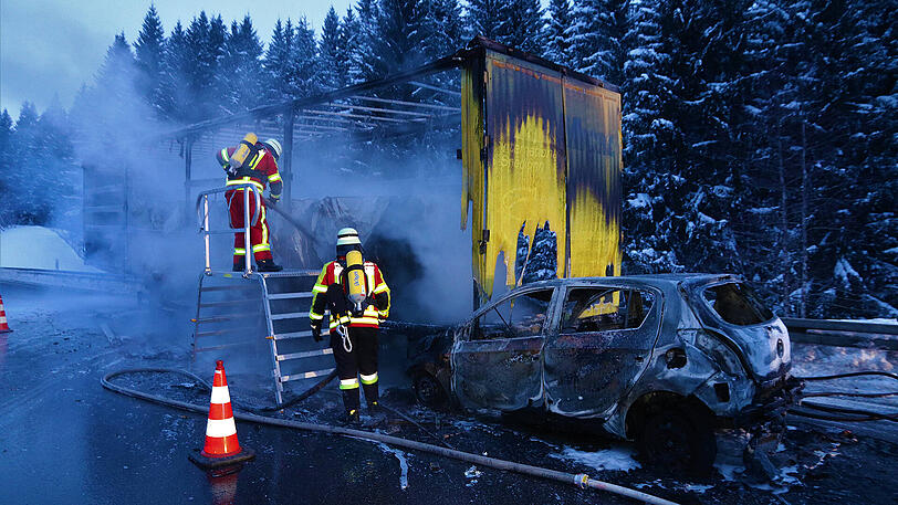 Bei dem Brand wurde die Fahrerin des Kleinwagens schwer verletzt.