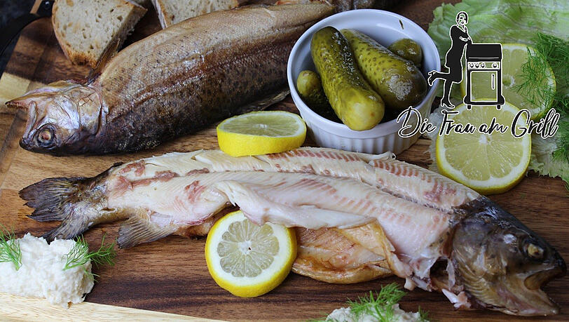 Geräucherte Forellen liegen bereit zum Essen. Geräucherte Forellen liegen bereit zum Essen.