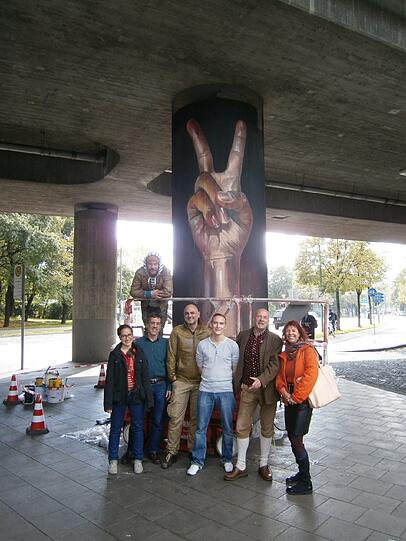 von links: eine Vertreterin von Urban Art; Max Stangl von der Schatztruhe; Christian Utz (Urban Art); der Leiter der Bäckerei Wimmer-Filiale am Candidplatz; Gerhard Mitterreiter, Leiter der Stadtsparkasse Candidplatz, Melly Kieweg, Initiatorin der Graffittiaktion.