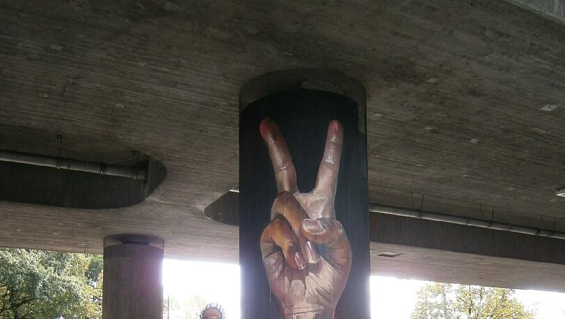 von links: eine Vertreterin von Urban Art; Max Stangl von der Schatztruhe; Christian Utz (Urban Art); der Leiter der Bäckerei Wimmer-Filiale am Candidplatz; Gerhard Mitterreiter, Leiter der Stadtsparkasse Candidplatz, Melly Kieweg, Initiatorin der Graffittiaktion. von links: eine Vertreterin von Urban Art; Max Stangl von der Schatztruhe; Christian Utz (Urban Art); der Leiter der Bäckerei Wimmer-Filiale am Candidplatz; Gerhard Mitterreiter, Leiter der Stadtsparkasse Candidplatz, Melly Kieweg, Initiatorin der Graffittiaktion.
