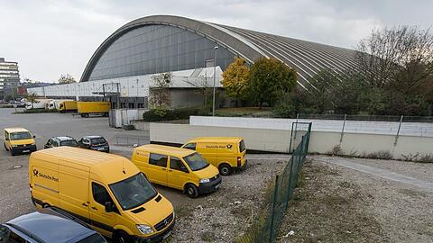Noch stehen Post-Autos an der Halle. Doch damit ist 2021 Schluss. Dann werden die Briefe und Pakete in Germering sortiert.