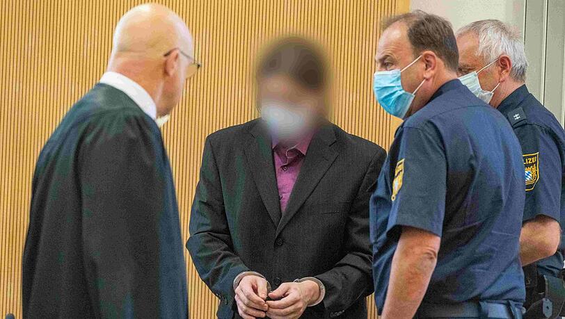 Der Angeklagte (Zweiter von links) im Verhandlungssaal neben Polizisten und seinem Verteidiger Michael Haizmann (links). Acht Jahre nach dem gewaltsamen Tod von Maria Baumer hat vor dem Landgericht Regensburg der Mordprozess gegen ihren Verlobten begonnen. Der Angeklagte (Zweiter von links) im Verhandlungssaal neben Polizisten und seinem Verteidiger Michael Haizmann (links). Acht Jahre nach dem gewaltsamen Tod von Maria Baumer hat vor dem Landgericht Regensburg der Mordprozess gegen ihren Verlobten begonnen.
