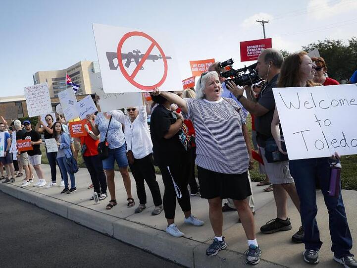 Demonstranten in Dayton fordern ein schärferes Waffenrecht.