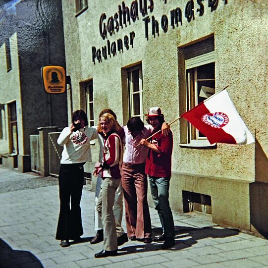 Lang ist es her: Fans vor der Bayern-Stammkneipe Raintaler Hof.