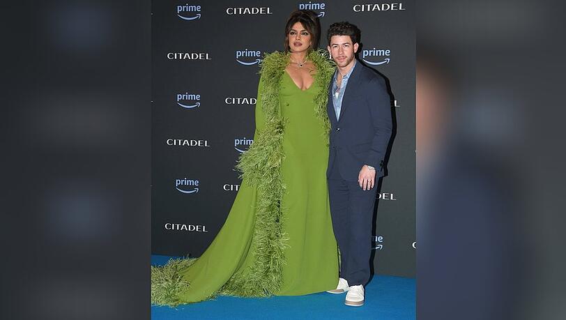Priyanka Chopra posierte mit Ehemann Nick Jonas für die Fotografen.