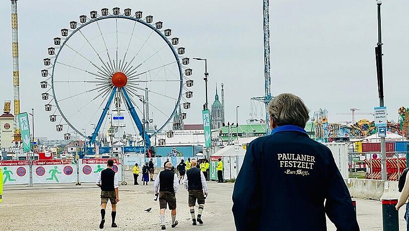 Wer am fr&uuml;hen Morgen direkt auf das Festgel&auml;nde geht, der steht meist auf der anderen Seite in den Festzelten. Aber erste Trachtler sind auch auf den F&uuml;&szlig;en.