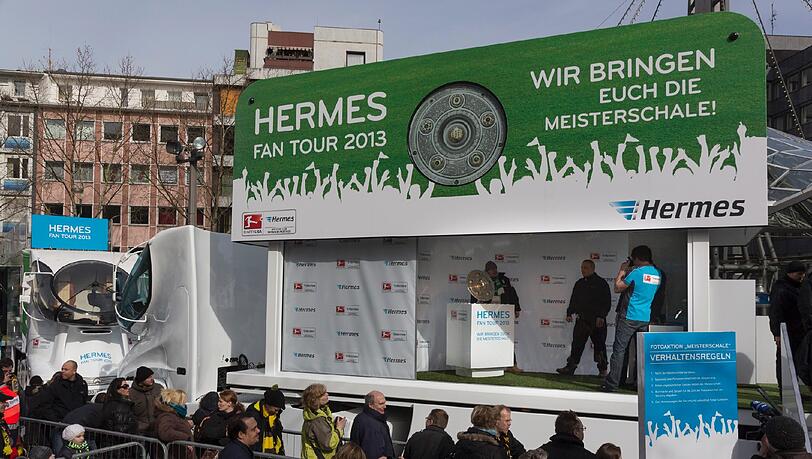 Hermes zeigt die Meisterschale ganz nah. Hermes zeigt die Meisterschale ganz nah.