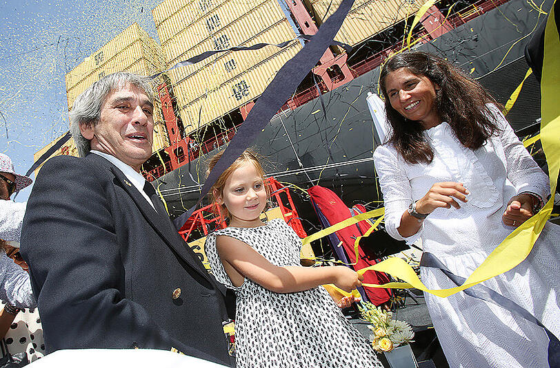 Der Kapitän der "MSC Zoe", Domenico Pica (l-r), die Taufpatin und Namengeberin des Schiffes, die vierjährige Zoe und ihre Mutter Alexa Vago bei der Taufe der "MSC Zoe" in Hamburg.