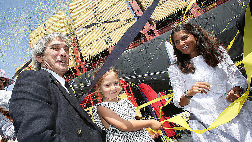 Der Kapitän der "MSC Zoe", Domenico Pica (l-r), die Taufpatin und Namengeberin des Schiffes, die vierjährige Zoe und ihre Mutter Alexa Vago bei der Taufe der "MSC Zoe" in Hamburg. Der Kapitän der "MSC Zoe", Domenico Pica (l-r), die Taufpatin und Namengeberin des Schiffes, die vierjährige Zoe und ihre Mutter Alexa Vago bei der Taufe der "MSC Zoe" in Hamburg.