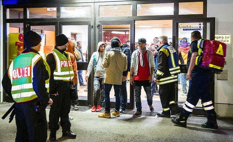 Etwa fünf Personen kamen mit leichteren Verletzungen oder Kreislaufproblemen in Krankenhäuser.