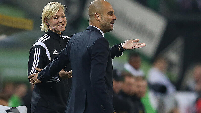 Zur Erklärung: In Gladbach hatte Guardiola Bibiana Steinhaus betätschelt, die daraufhin seine Hand weggeschoben hatte. Um den Hals fallen konnte ihr Pep damals auch nicht. Schließlich hatten seine Bayern kein Tor in Gladbach geschossen. Zur Erklärung: In Gladbach hatte Guardiola Bibiana Steinhaus betätschelt, die daraufhin seine Hand weggeschoben hatte. Um den Hals fallen konnte ihr Pep damals auch nicht. Schließlich hatten seine Bayern kein Tor in Gladbach geschossen.