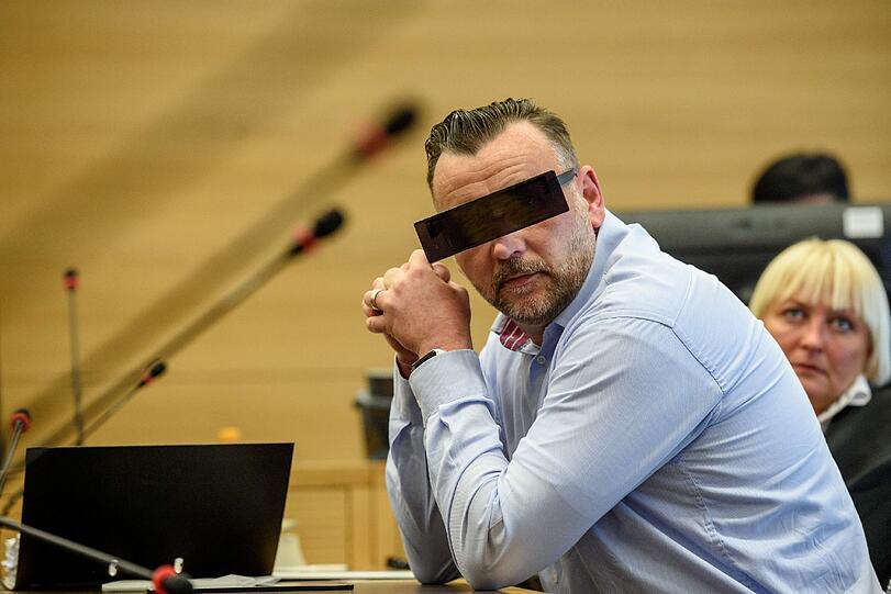 Pegida-Chef Lutz Bachmann wird vorgeworfen, Flüchtlinge in Facebook-Kommentaren im September 2014 herabgewürdigt und zum Hass gegen sie angestachelt zu haben.