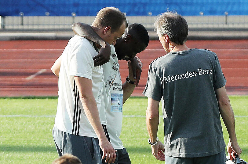 Verteidiger Antonio Rüdiger bleibt nach einem Zweikampf im Training liegen. Die Schock-Diagnose: Kreuzbandriss! Die Bilder.