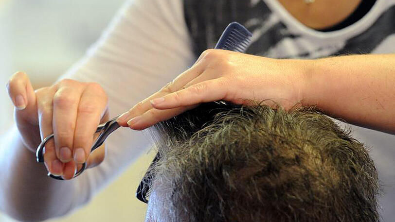Der Friseurbesuch könnte bald teuerer werden: Zahlreiche Dienstleister wollen die Preise erhöhen.