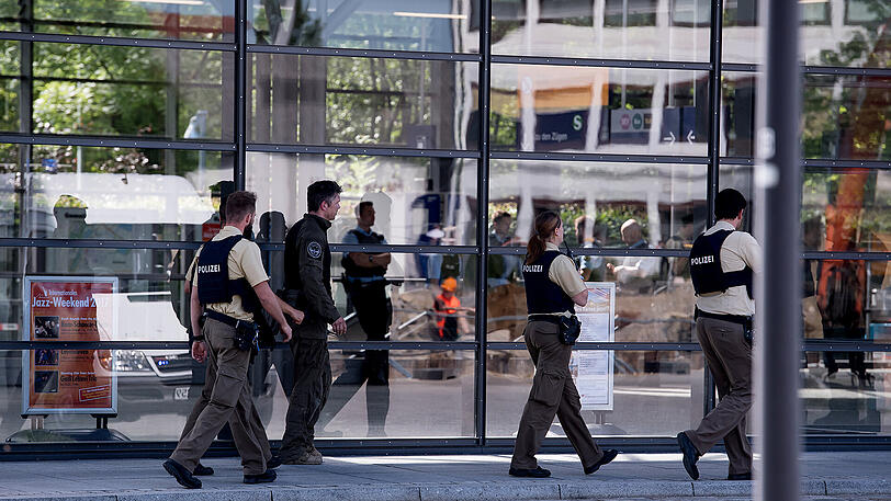 Der 37-jährige Täter wurde mittlerweile gefasst. Die Polizei hat das Gebiet um den S-Bahnhof großräumig abgesperrt.