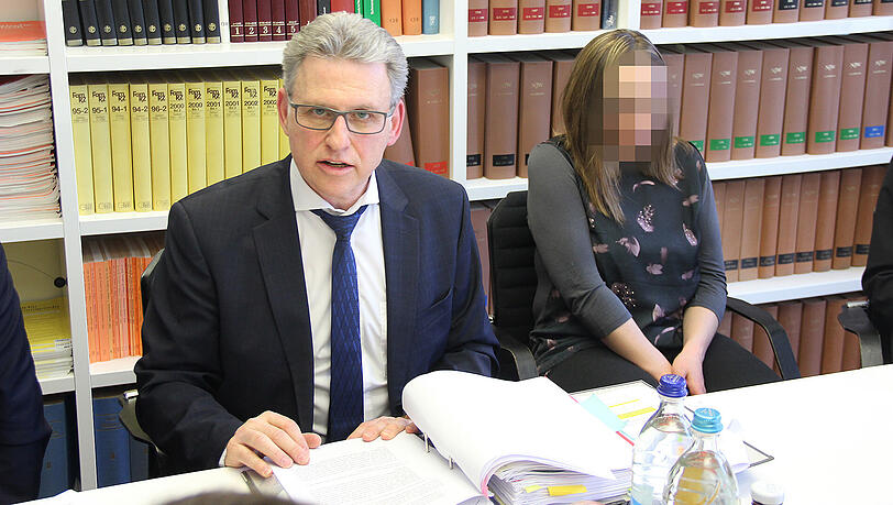 Anwalt Peter Guttmann mit der Frau seines Mandanten. Anwalt Peter Guttmann mit der Frau seines Mandanten.