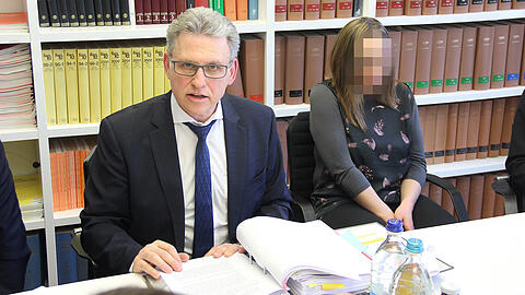 Anwalt Peter Guttmann mit der Frau seines Mandanten.