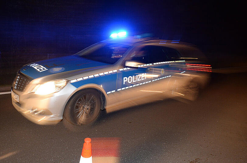 Um den 30-Jährigen aus seinem Auto zu bekommen, mussten die Beamten eine Scheibe einschlagen. (Symbolbild)
