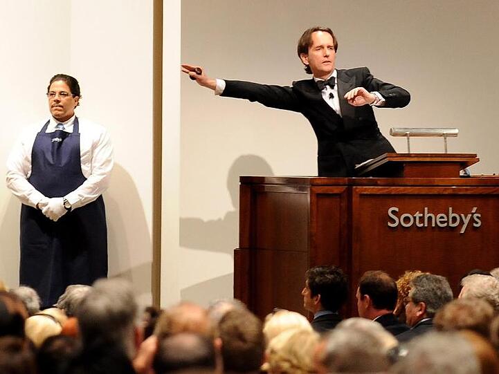 Wenn die Beschränkungen der Corona-Krise es zulassen, will das Auktionshaus Sotheby's seine traditionellen Frühjahrsauktionen Ende Juni leicht verspätet in New York stattfinden lassen.