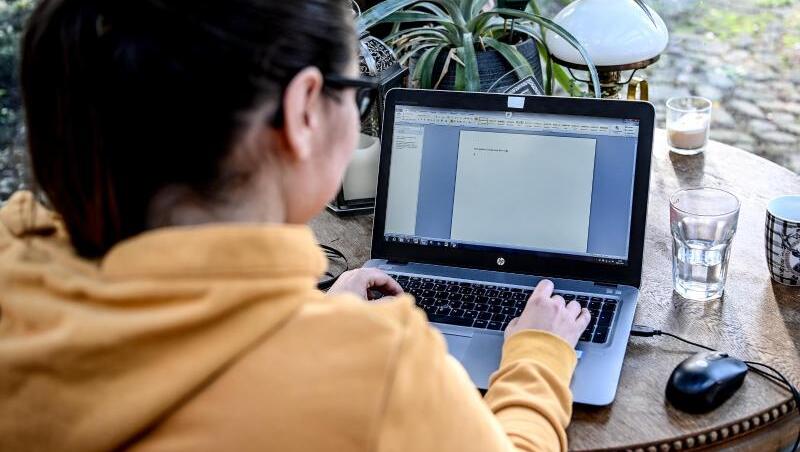 Kein Schlabberlook im Homeoffice - Pfleger, Bäcker, Paketbote und Co. müssen sich schließlich auch angemessen kleiden.