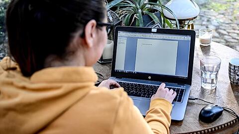 Kein Schlabberlook im Homeoffice - Pfleger, Bäcker, Paketbote und Co. müssen sich schließlich auch angemessen kleiden.