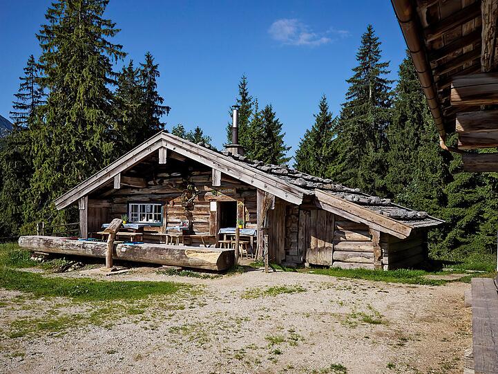 Die Kaitl-Alm in den Chiemgauer Alpen wird privat bewirtschaftet, erhalten ist laut Bezirk neben einem Wirtschaftsgebäude auch der "Kaser", der Arbeitsplatz des Senns oder der Sennerin. Mit einer aufwendigen und daher heute seltenen Technik ist das Dach mit Legschindeln aus Lärchenholz denkmalgerecht saniert worden.