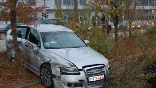 Der total demolierte Audi A6 des Herrn Papa. Der total demolierte Audi A6 des Herrn Papa.