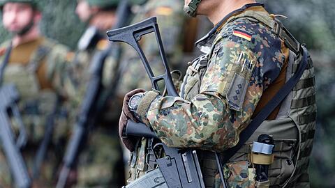 Wieviel Freiwillige können für die Bundeswehr gewonnen werden - und was, wenn das nicht reicht? Die Koalition diskutiert.