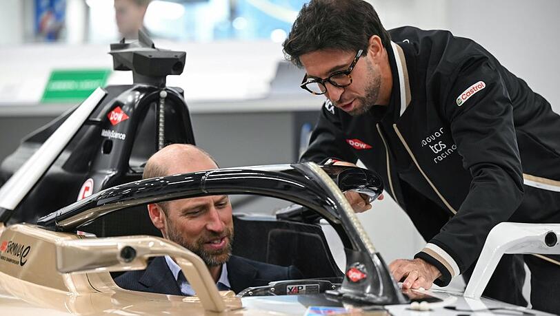 William (li.) l&auml;sst sich alle Funktionen im Formel-E-Rennwagen erkl&auml;ren.