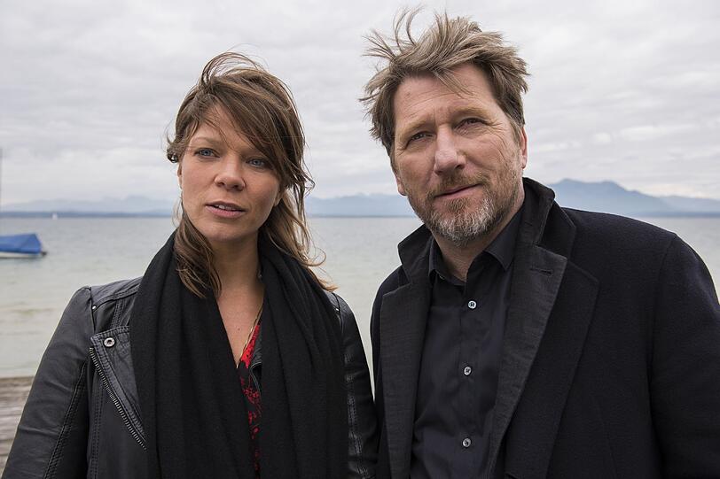 Alfons Hattinger (Michael Fitz) und Sarah Beck (Jessica Schwarz) verbringen zusammen einige Zeit in romantischer Zweisamkeit. Wird das den Kriminalkommissar behindern? Alfons Hattinger (Michael Fitz) und Sarah Beck (Jessica Schwarz) verbringen zusammen einige Zeit in romantischer Zweisamkeit. Wird das den Kriminalkommissar behindern?