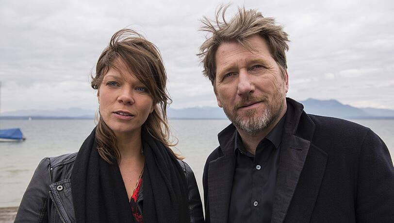 Alfons Hattinger (Michael Fitz) und Sarah Beck (Jessica Schwarz) verbringen zusammen einige Zeit in romantischer Zweisamkeit. Wird das den Kriminalkommissar behindern? Alfons Hattinger (Michael Fitz) und Sarah Beck (Jessica Schwarz) verbringen zusammen einige Zeit in romantischer Zweisamkeit. Wird das den Kriminalkommissar behindern?