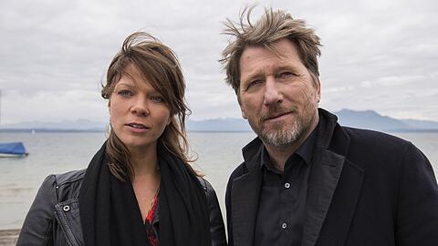 Alfons Hattinger (Michael Fitz) und Sarah Beck (Jessica Schwarz) verbringen zusammen einige Zeit in romantischer Zweisamkeit. Wird das den Kriminalkommissar behindern?