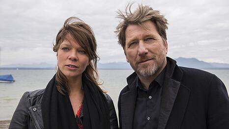 Alfons Hattinger (Michael Fitz) und Sarah Beck (Jessica Schwarz) verbringen zusammen einige Zeit in romantischer Zweisamkeit. Wird das den Kriminalkommissar behindern?