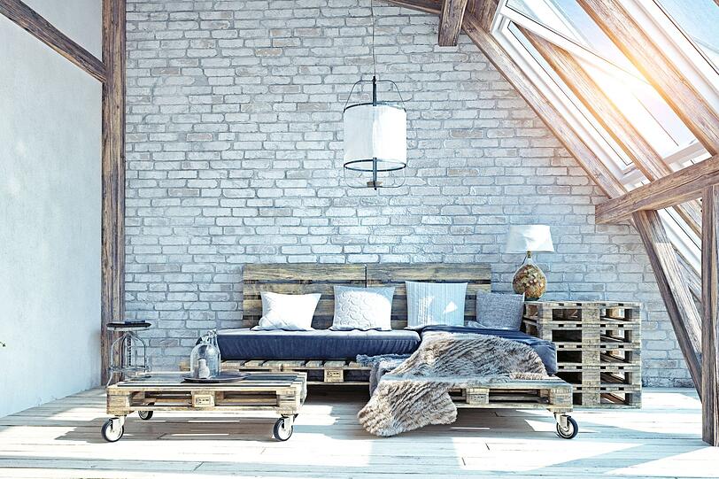 Ein Bett unter einer Dachschräge zu platzieren ist zwar einfacher als ein Regal oder einen Schrank, dennoch hat dort nicht jedes Modell Platz. Ein Palettenbett ist eine flache und simple DIY-Lösung, die unter jede Mansarde passt. (Paletten-)Möbel auf Rollen sind ebenfalls besonders gut geeignet für begrenzten Raum - sie können einfach zur Seite geschoben werden, wenn sie im Weg stehen. Ein Bett unter einer Dachschräge zu platzieren ist zwar einfacher als ein Regal oder einen Schrank, dennoch hat dort nicht jedes Modell Platz. Ein Palettenbett ist eine flache und simple DIY-Lösung, die unter jede Mansarde passt. (Paletten-)Möbel auf Rollen sind ebenfalls besonders gut geeignet für begrenzten Raum - sie können einfach zur Seite geschoben werden, wenn sie im Weg stehen.