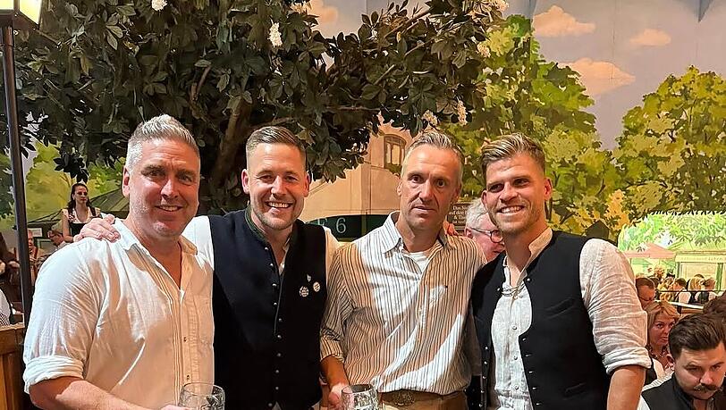Feierten gemeinsam auf dem Oktoberfest: Torben Hoffmann, Vitus Eicher, Michael Hofmann und Florian Niederlechner. Feierten gemeinsam auf dem Oktoberfest: Torben Hoffmann, Vitus Eicher, Michael Hofmann und Florian Niederlechner.