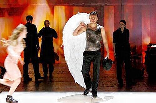 Unfreiwillige Schutzengel-Parodie mit Stefan Willi Wang - eine Szene aus "Nathan der Weise" am Schauspielhaus Nürnberg.