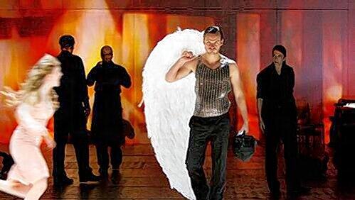 Unfreiwillige Schutzengel-Parodie mit Stefan Willi Wang - eine Szene aus "Nathan der Weise" am Schauspielhaus Nürnberg.