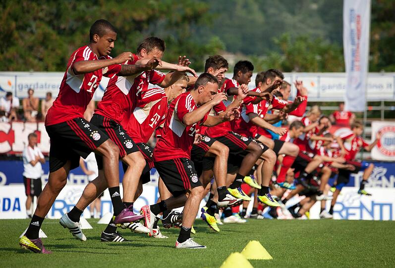 Bayern Training mit Spezial-Gast Uli Hoeneß: Die Bilder vom Gardasee