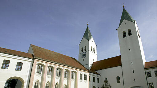 Vermutlich hängt der Rücktritt der acht Freisinger CSU-Abgeordneten mit der Haltung der Parteispitze zur dritten Start- und Landebahn zusammen. Im Bild: Der Dom St. Maria und Korbinian in Freising (Archivbild). Vermutlich hängt der Rücktritt der acht Freisinger CSU-Abgeordneten mit der Haltung der Parteispitze zur dritten Start- und Landebahn zusammen. Im Bild: Der Dom St. Maria und Korbinian in Freising (Archivbild).