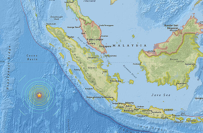 Das Zentrum des Bebens lag demnach etwa 800 Kilometer südwestlich von Padang in Sumatra in einer Tiefe von 10 Kilometern.