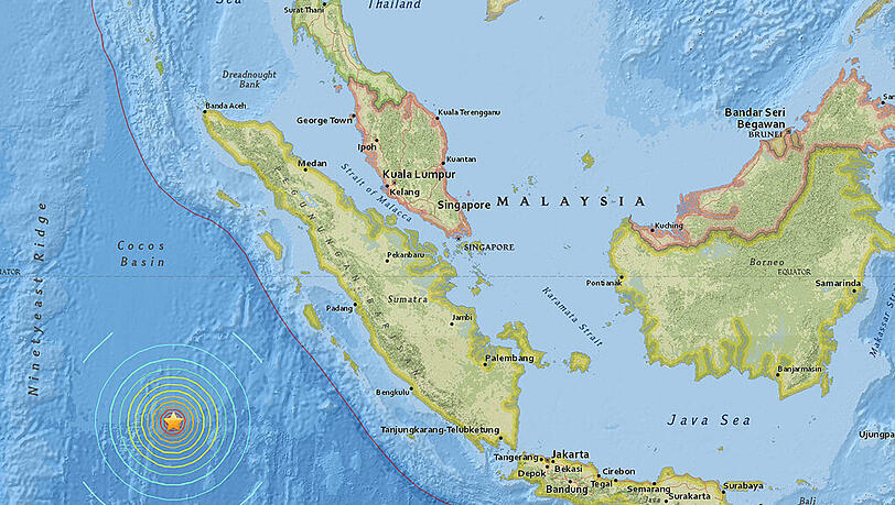 Das Zentrum des Bebens lag demnach etwa 800 Kilometer südwestlich von Padang in Sumatra in einer Tiefe von 10 Kilometern. Das Zentrum des Bebens lag demnach etwa 800 Kilometer südwestlich von Padang in Sumatra in einer Tiefe von 10 Kilometern.